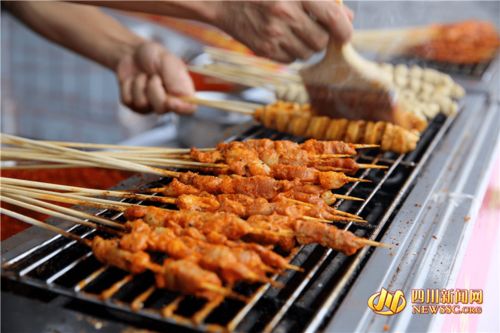 樂山美食又火了 缽缽雞、麻辣燙、蛋烘糕一站式打卡，農副土特產品添彩